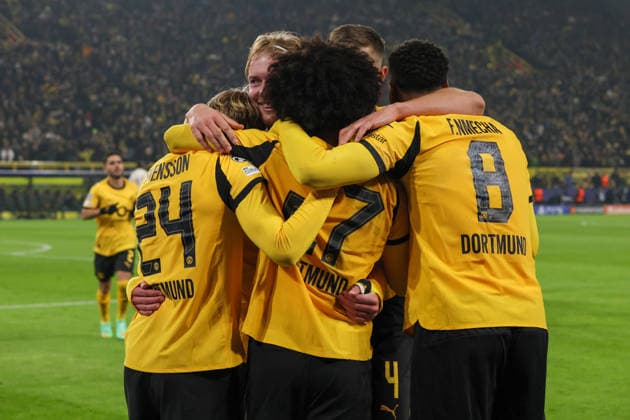 Dortmund, Deutschland 25. November 2025: Champions League - 2025 2026 - Borussia Dortmund vs. FC Villarreal Im Bild: Torschütze Karim Adeyemi (BVB), mittig im Bild, macht das Tor zum 3:0 für Dortmund und jubelt mit seinen Mannschaftskollegen Signal Iduna Park Nordrhein Westfalen Copyright: xFotostandx xFantinix