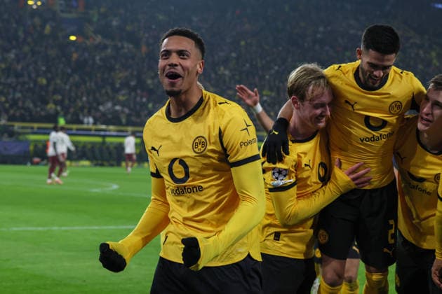 Dortmund, Deutschland 25. November 2025: Champions League - 2025 2026 - Borussia Dortmund vs. FC Villarreal Im Bild: Torschütze Karim Adeyemi (BVB), nicht ihm Bild, macht das Tor zum 3:0 für Dortmund und Felix Nmecha (BVB), Julian Brandt (BVB), Yan Couto (BVB) und Nico Schlotterbeck (BVB) jubeln Signal Iduna Park Nordrhein Westfalen Copyright: xFotostandx xFantinix