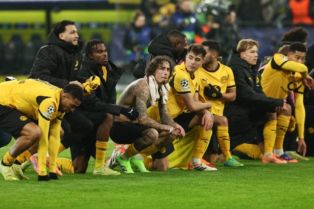 Dortmund, Signal Iduna Park, 26.11.25, GER, UEFA Champions League, Saison 2025 - 2026, Borussia Dortmund - FC Villarreal , die Mannschaft feiert mit den Fans den Sieg DFB DFL REGULATIONS PROHIBIT ANY USE OF PHOTOGRAPHS AS IMAGE SEQUENCES AND OR QUASI-VIDEO. Copyright: JoachimxBywaletz xJB-Sportfoto
