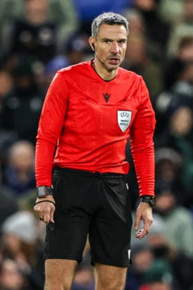 UEFA Champions League Matchday 5 of 8 Chelsea v Barcelona Referee Slavko Vincic during the UEFA Champions League Matchday 5 of 8 Chelsea v Barcelona at Stamford Bridge, London, United Kingdom, 25th November 2025 (Photo by Alfie Cosgrove News Images) London Stamford Bridge Greater London United Kingdom Copyright: xAlfiexCosgrove NewsxImagesx