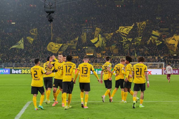 25.11.2025, Fussball, Saison 2025 2026, UEFA Champions League, Spieltag 5, Borussia Dortmund, - FC Villareal, Die Spieler des BVB bejubeln das Tor zum 4:0 durch Daniel Svensson (Borussia Dortmund), Dortmund Signal Iduna Park NRW Deutschland xRHR-FOTO DEx Copyright: DennisxEwert RHR-FOTOx RHR-FOTO DE