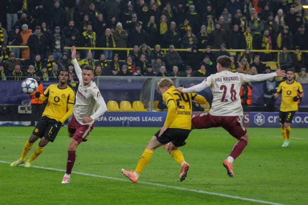 25.11.2025, xgrfx, Fussball UEFA Champions League, Borussia Dortmund - Villareal CF v.l. Tor, Daniel Svensson (Borussia Dortmund) (DFL DFB REGULATIONS PROHIBIT ANY USE OF PHOTOGRAPHS as IMAGE SEQUENCES and or QUASI-VIDEO) Dortmund