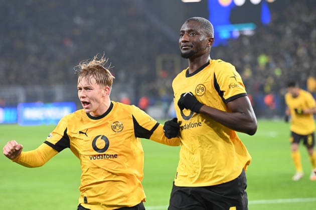 Serhou GUIRASSY (DO) jubelt nach seinem Tor zm 1-0 mit Daniel SVENSSON (DO), Jubel, jubeln, Freude, cheers, Fussball UEFA Champions League Gruppenphase 5. Spieltag, matchday5, Borussia Dortmund (DO) - FC Villarreal am 25.11.2025 in Dortmund Deutschland. UEFA regulations prohibit any use of photographs as image sequences and or quasi-video Â