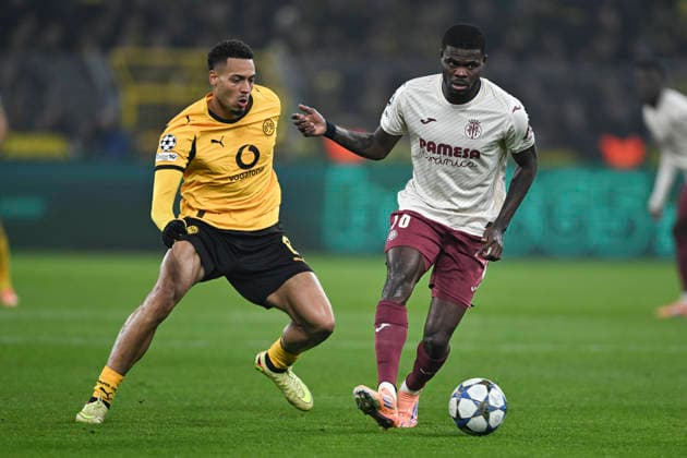 v. li. im Zweikampf Felix Nmecha (Dortmund 8) Dani Parejo (CF 10) 25.11.2025 Fussball, Champions League, Borussia Dortmund vs Villarreal Club de Fotbol, Signal Iduna Park, Dortmund,