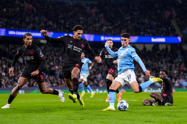 MANCHESTER, ENGLAND - NOVEMBER 25: Phil Foden of Manchester City shoots under pressure from Jarell Quansah of Bayer 04 Leverkusen during the UEFA Champions League 2025 26 League Phase MD5 match between Manchester City and Bayer 04 Leverkusen at City of Manchester Stadium on November 25, 2025 in Manchester, England. (Photo by Rene Nijhuis) SPO  Copyright: xRenexNijhuis