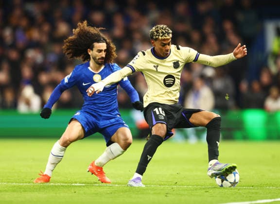 Chelsea v Barcelona, UEFA Champions League, Stamford DBridge, London, UK - 25 11 2025 Lamine Yamal of Barcelona is shadowed by Marc Cucurella of Chelsea during the UEFA Champions League game at Stamford Bridge London Stamford Bridge London GBR, UK NEWSPAPERS OUT Copyright: xMarkxGreenwoodx