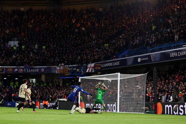 Chelsea v Barcelona Champions League 25 11 2025. GOAL 2-0 EstÃªvao of Chelsea scores a goal and celebrates during the Champions League match between Chelsea and Barcelona at Stamford Bridge, London, England on 25 November 2025. London Stamford Bridge Greater London England Editorial use only , Copyright: xPaulxPhelanx PSI-23264-0114