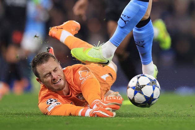 Football - UEFA Champions League - League Phase - Manchester City v Bayer Leverkusen 25th November 2025 - UEFA Champions League - League Phase - Manchester City v Bayer Leverkusen - Bayer Leverkusen goalkeeper Mark Flekken saves at the feet - Photo: Simon Stacpoole Offside. Manchester UK *** Fußball UEFA-Champions-League-Phase Manchester City gegen Bayer Leverkusen 25. November 2025 UEFA-Champions-League-Phase Manchester City gegen Bayer Leverkusen Bayer Leverkusens Torwart Mark Flekken rettet vor den Füßen Foto Simon Stacpoole Abseits Manchester UK  Copyright: xSimonxStacpoolexOffside