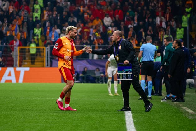Galatasaray vs Union Saint-Gilloise UEFA Champions League 2025-26 MD5 Baris Alper Yilmaz of Galatasaray SK takes a water bottle during the match. Galatasaray SK and Union Saint-Gilloise faced each other at UEFA Champions League 2025 26 League Phase MD5. The match took place in Ali Sami Yen Rams Park Stadium on November 25, 2025. Istanbul Istanbul Turkey Copyright: xBurakxBasturkx
