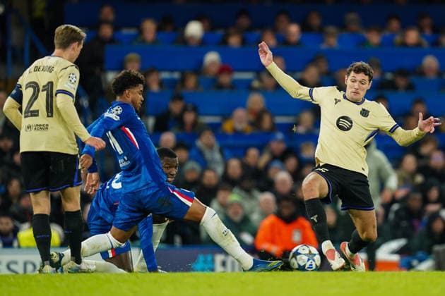 Chelsea v Barcelona, UEFA Champions League Andreas Christensen of Barcelona and Andrey Santos of Chelsea battling for the ball during the Chelsea v FC Barcelona, Barca UEFA Champions League match at Stamford Bridge, London, England on 25 November 2025 Credit: Dylan Hepworth Every Second Media Editorial use only. All images are copyright Every Second Media Limited. No images may be reproduced without prior permission. Copyright: xIMAGO EveryxSecondxMediax ESM-1677-0208 DylanxHepworthx xEveryxSecondxMediax