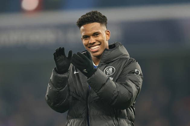 Estevao of Chelsea applauds the fans during the UEFA Champions League match between Chelsea and FC Barcelona, Barca at Stamford Bridge in London, England Copyright: xAlexanderxCanillas SPPx Sportspressphoto_SPR65949
