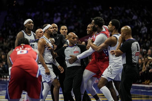 Philadelphia 76ers v Orlando Magic PHILADELPHIA, UNITED STATES - NOVEMBER 25: Jabari Walker (33) of the Philadelphia 76ers gets into an altercation with Jalen Suggs (4) of the Orlando Magic during the 2025-26 Emirates NBA, Basketball Herren, USA Cup game between the Orlando Magic and Philadelphia 76ers at Xfinity Mobile Arena on November 25, 2025 in Philadelphia, United States. Wolfgang Schwan Anadolu Philadelphia United States. Editorial use only. Please get in touch for any other usage.  Copyright: x2025xAnadoluxWolfgangxSchwanx