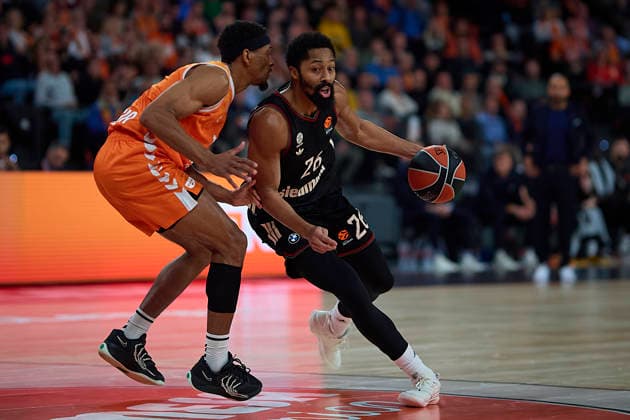 (251126) -- VALENCIA, Nov. 26, 2025 -- Neal Sako (L) of Valencia Basket disputes the ball with Spencer Dinwiddie of FC Bayern Munich during a Euroleague basketball match between Valencia Basket and FC Bayern Munich in Valencia, Spain, Nov. 25, 2025. (Photo by Xinhua) (SP)SPAIN-VALENCIA-BASKETBALL-EUROLEAGUE-VALENCIA VS MUNICH PabloxMorano 