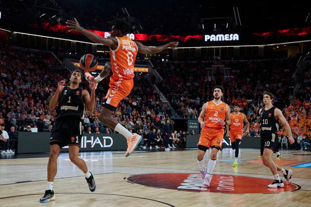 (251126) -- VALENCIA, Nov. 26, 2025 -- Brancou Badio (top) of Valencia Basket disputes the ball with Oscar Da Silva (1st L) of FC Bayern Munich during a Euroleague basketball match between Valencia Basket and FC Bayern Munich in Valencia, Spain, Nov. 25, 2025. (Photo by Xinhua) (SP)SPAIN-VALENCIA-BASKETBALL-EUROLEAGUE-VALENCIA VS MUNICH PabloxMorano 