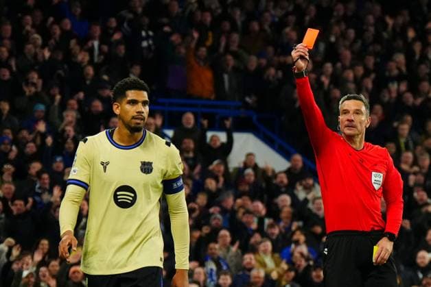 Ronald Araujo of Barcelona is sent off after a second yellow for a foul on Marc Cucurella of Chelsea Chelsea v Barcelona, UEFA Champions League, Group Stage, Football, Stamford Bridge, London, UK- 25 Nov 2025London Stamford Bridge United Kingdom EDITORIAL USE ONLY No use with unauthorised audio, video, data, fixture lists, club league logos or live services. Online in-match use limited to 120 images, no video emulation. No use in betting, games or single club league player publications.  Copyright: xJavierxGarcia Shutterstockx 15927903ch