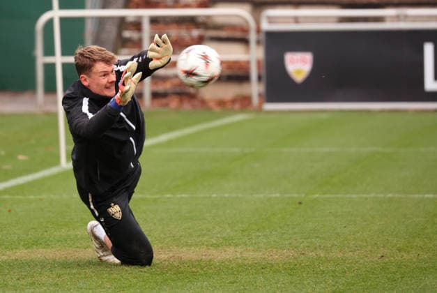 26.11.2025, Deutschland, Stuttgart, Fußball Bundesliga, Saison 2025 2026, VfB Stuttgart Training, Alexander Nübel
