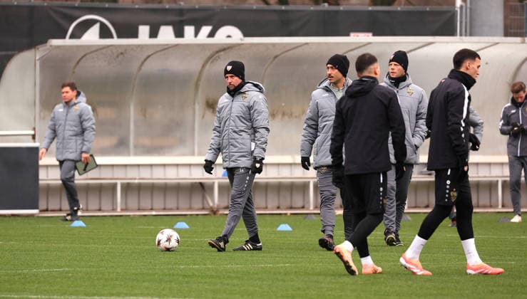 26.11.2025, Deutschland, Stuttgart, Fußball Bundesliga, Saison 2025 2026, VfB Stuttgart Training, Trainer Sebastian Hoeneß