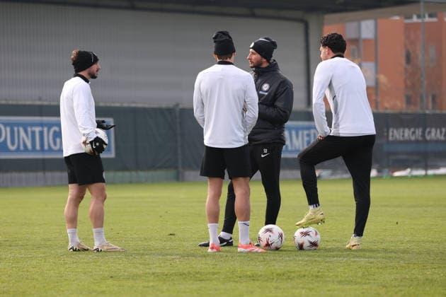 SOCCER - UEFA EL, Panathinaikos vs Sturm GRAZ,AUSTRIA,26.NOV.25 - SOCCER - UEFA Europa League, Panathinaikos Athen vs SK Sturm Graz, training Sturm. Image shows Otar Kiteishvili, Stefan Hierlaender, asisstant coach Sargon Duran and Emir Karic (Sturm).  GEPAxpictures xChrisxBauer