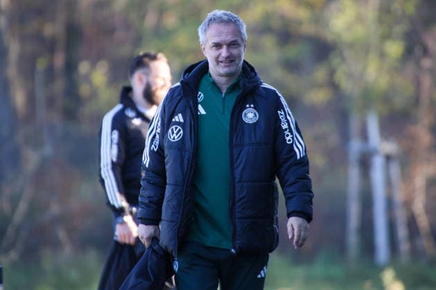 Frankfurt, Deutschland 26. November 2025: Fußball-Frauen-Nationalmannschaft - Training - 26.11.2025 Im Bild: Bundestrainer Christian Wück Wueck (Deutschland) bei der Ankunft am DFB Campus DFB regulations prohibit any use of photographs as image sequences and or quasi-video DFB Campus Hessen Copyright: xFotostandx xFantinix