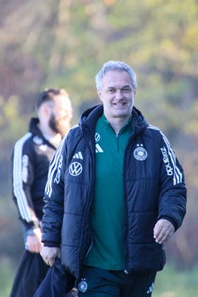 Frankfurt, Deutschland 26. November 2025: Fußball-Frauen-Nationalmannschaft - Training - 26.11.2025 Im Bild: Bundestrainer Christian Wück Wueck (Deutschland) bei der Ankunft am DFB Campus DFB regulations prohibit any use of photographs as image sequences and or quasi-video DFB Campus Hessen Copyright: xFotostandx xFantinix
