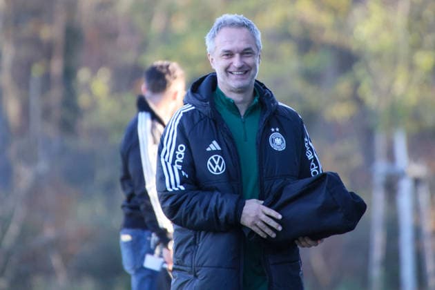Frankfurt, Deutschland 26. November 2025: Fußball-Frauen-Nationalmannschaft - Training - 26.11.2025 Im Bild: Bundestrainer Christian Wück Wueck (Deutschland) bei der Ankunft am DFB Campus DFB regulations prohibit any use of photographs as image sequences and or quasi-video DFB Campus Hessen Copyright: xFotostandx xFantinix