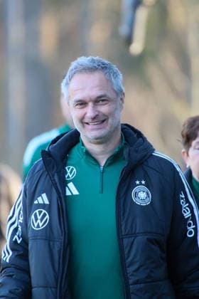 Frankfurt, Deutschland 26. November 2025: Fußball-Frauen-Nationalmannschaft - Training - 26.11.2025 Im Bild: Bundestrainer Christian Wück Wueck (Deutschland) bei der Ankunft am DFB Campus DFB regulations prohibit any use of photographs as image sequences and or quasi-video DFB Campus Hessen Copyright: xFotostandx xFantinix
