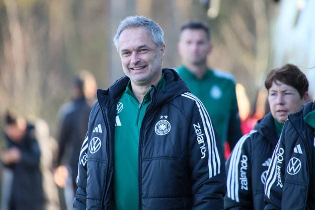 Frankfurt, Deutschland 26. November 2025: Fußball-Frauen-Nationalmannschaft - Training - 26.11.2025 Im Bild: Bundestrainer Christian Wück Wueck (Deutschland) bei der Ankunft am DFB Campus DFB regulations prohibit any use of photographs as image sequences and or quasi-video DFB Campus Hessen Copyright: xFotostandx xFantinix