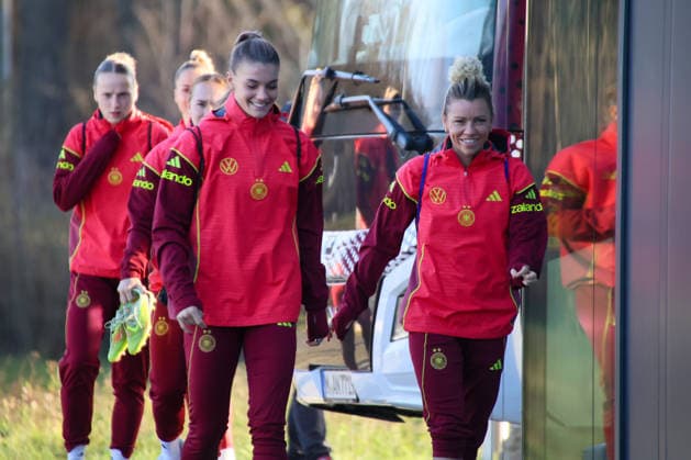 Frankfurt, Deutschland 26. November 2025: Fußball-Frauen-Nationalmannschaft - Training - 26.11.2025 Im Bild: v.li. Selina Cerci (Deutschland) und Linda Dallmann (Deutschland) bei der Ankunft am DFB Campus DFB regulations prohibit any use of photographs as image sequences and or quasi-video DFB Campus Hessen Copyright: xFotostandx xFantinix