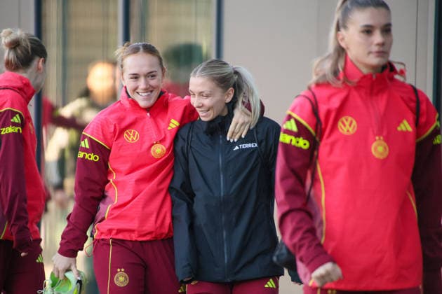 Frankfurt, Deutschland 26. November 2025: Fußball-Frauen-Nationalmannschaft - Training - 26.11.2025 Im Bild: v.li. Lisanne Gräwe Graewe (Deutschland) und Elisa Senß Senss (Deutschland) bei der Ankunft am DFB Campus DFB regulations prohibit any use of photographs as image sequences and or quasi-video DFB Campus Hessen Copyright: xFotostandx xFantinix
