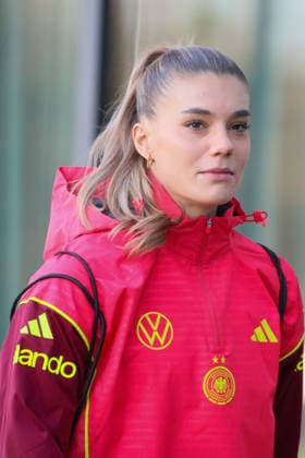 Frankfurt, Deutschland 26. November 2025: Fußball-Frauen-Nationalmannschaft - Training - 26.11.2025 Im Bild: Selina Cerci (Deutschland) bei der Ankunft am DFB Campus DFB regulations prohibit any use of photographs as image sequences and or quasi-video DFB Campus Hessen Copyright: xFotostandx xFantinix