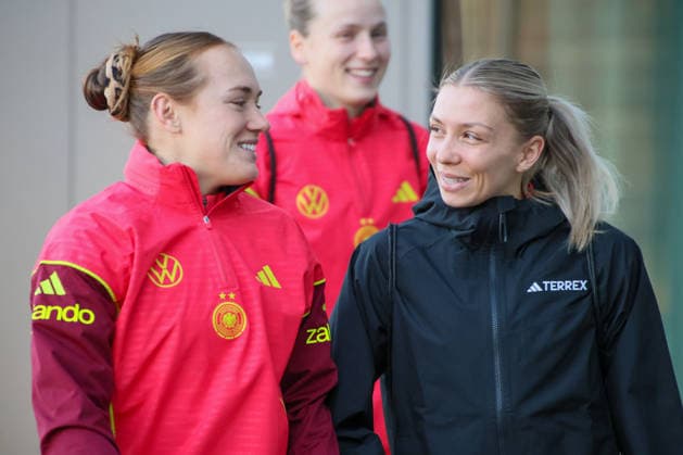 Frankfurt, Deutschland 26. November 2025: Fußball-Frauen-Nationalmannschaft - Training - 26.11.2025 Im Bild: v.li. Listen Gräwe Graewe (Deutschland) und Elisa Senß Senss (Deutschland) bei der Ankunft am DFB Campus DFB regulations prohibit any use of photographs as image sequences and or quasi-video DFB Campus Hessen Copyright: xFotostandx xFantinix