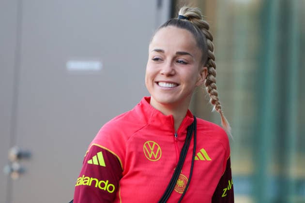 Frankfurt, Deutschland 26. November 2025: Fußball-Frauen-Nationalmannschaft - Training - 26.11.2025 Im Bild: Giulia Gwinn (Deutschland) lachend bei der Ankunft am DFB Campus DFB regulations prohibit any use of photographs as image sequences and or quasi-video DFB Campus Hessen Copyright: xFotostandx xFantinix