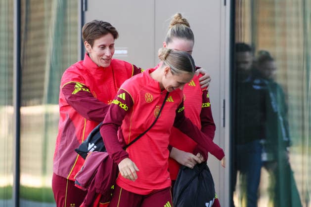 Frankfurt, Deutschland 26. November 2025: Fußball-Frauen-Nationalmannschaft - Training - 26.11.2025 Im Bild: v.li. Torhüterin Ann-Katrin Berger (Deutschland), Klara Bühl Buehl (Deutschland) und Alara (Deutschland) bei der Ankunft am DFB Campus DFB regulations prohibit any use of photographs as image sequences and or quasi-video DFB Campus Hessen Copyright: xFotostandx xFantinix