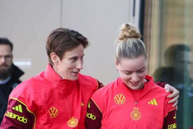 Frankfurt, Deutschland 26. November 2025: Fußball-Frauen-Nationalmannschaft - Training - 26.11.2025 Im Bild: v.li. Torhüterin Ann-Katrin Berger (Deutschland) und Alara (Deutschland) bei der Ankunft am DFB Campus DFB regulations prohibit any use of photographs as image sequences and or quasi-video DFB Campus Hessen Copyright: xFotostandx xFantinix