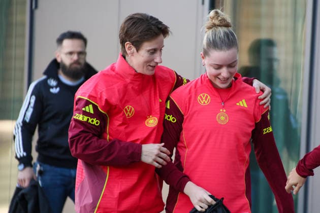 Frankfurt, Deutschland 26. November 2025: Fußball-Frauen-Nationalmannschaft - Training - 26.11.2025 Im Bild: v.li. Torhüterin Ann-Katrin Berger (Deutschland) und Alara (Deutschland) bei der Ankunft am DFB Campus DFB regulations prohibit any use of photographs as image sequences and or quasi-video DFB Campus Hessen Copyright: xFotostandx xFantinix