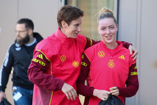 Frankfurt, Deutschland 26. November 2025: Fußball-Frauen-Nationalmannschaft - Training - 26.11.2025 Im Bild: v.li. Torhüterin Ann-Katrin Berger (Deutschland) und Alara (Deutschland) bei der Ankunft am DFB Campus DFB regulations prohibit any use of photographs as image sequences and or quasi-video DFB Campus Hessen Copyright: xFotostandx xFantinix