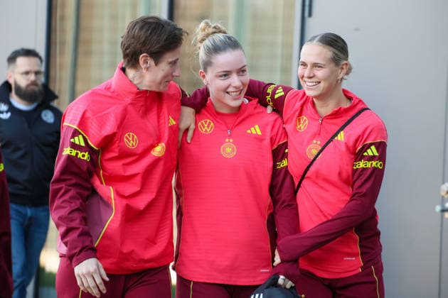 Frankfurt, Deutschland 26. November 2025: Fußball-Frauen-Nationalmannschaft - Training - 26.11.2025 Im Bild: v.li. Torhüterin Ann-Katrin Berger (Deutschland), Alara (Deutschland) und Klara Bühl Buehl (Deutschland) bei der Ankunft am DFB Campus DFB regulations prohibit any use of photographs as image sequences and or quasi-video DFB Campus Hessen Copyright: xFotostandx xFantinix