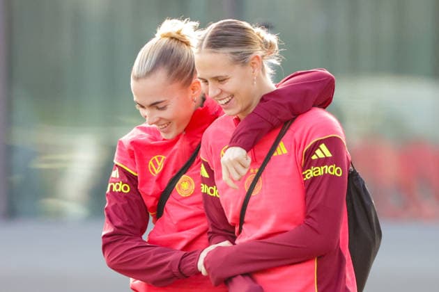 26.11.2025, xgrfx, Fussball DFB Medientermine, DFB Deutsche Frauennationalmannschaft - Training v.l. Laura Freigang, Klara Bühl (Deutsche Frauennationalmannschaft) (DFL DFB REGULATIONS PROHIBIT ANY USE OF PHOTOGRAPHS as IMAGE SEQUENCES and or QUASI-VIDEO) Frankfurt am Main