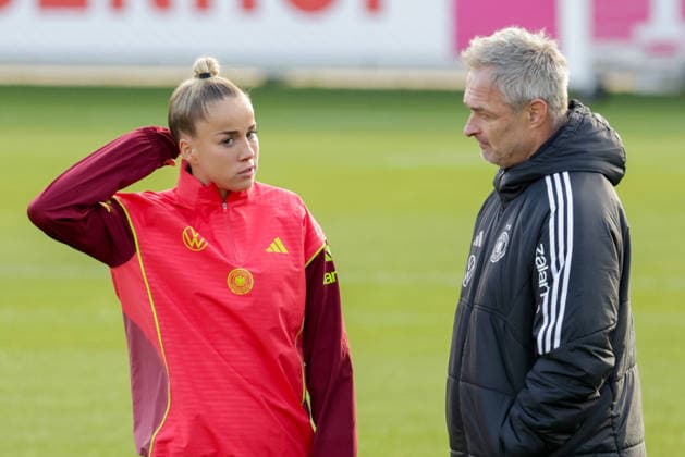 26.11.2025, xgrfx, Fussball DFB Medientermine, DFB Deutsche Frauennationalmannschaft - Training v.l. Giulia Gwinn, Christian Wück (Deutsche Frauennationalmannschaft) (DFL DFB REGULATIONS PROHIBIT ANY USE OF PHOTOGRAPHS as IMAGE SEQUENCES and or QUASI-VIDEO) Frankfurt am Main
