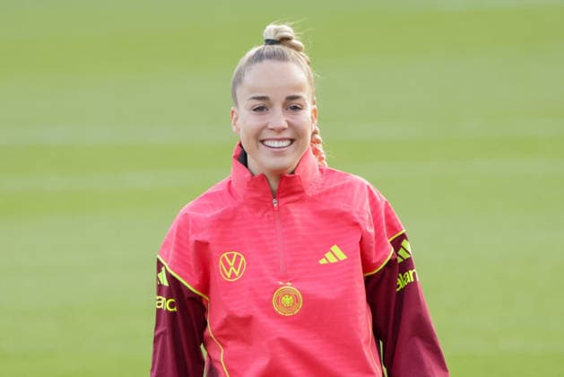 26.11.2025, xgrfx, Fussball DFB Medientermine, DFB Deutsche Frauennationalmannschaft - Training v.l. Giulia Gwinn (Deutsche Frauennationalmannschaft) (DFL DFB REGULATIONS PROHIBIT ANY USE OF PHOTOGRAPHS as IMAGE SEQUENCES and or QUASI-VIDEO) Frankfurt am Main