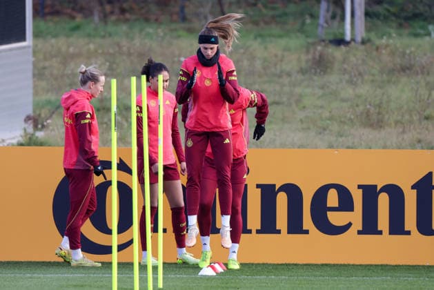 26.11.2025, xgrfx, Fussball DFB Medientermine, DFB Deutsche Frauennationalmannschaft - Training v.l. Jule Brand (Deutsche Frauennationalmannschaft) (DFL DFB REGULATIONS PROHIBIT ANY USE OF PHOTOGRAPHS as IMAGE SEQUENCES and or QUASI-VIDEO) Frankfurt am Main