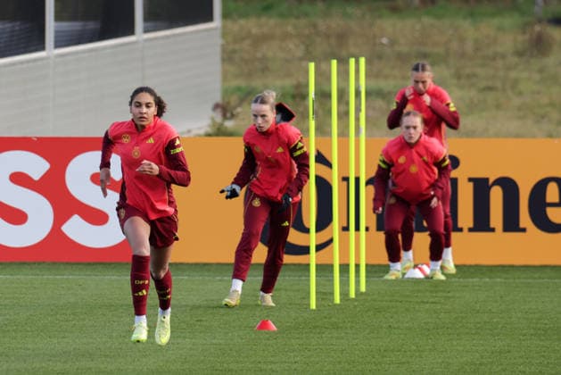 26.11.2025, xgrfx, Fussball DFB Medientermine, DFB Deutsche Frauennationalmannschaft - Training v.l. Cora Zicai, Franziska Kett (Deutsche Frauennationalmannschaft) (DFL DFB REGULATIONS PROHIBIT ANY USE OF PHOTOGRAPHS as IMAGE SEQUENCES and or QUASI-VIDEO) Frankfurt am Main