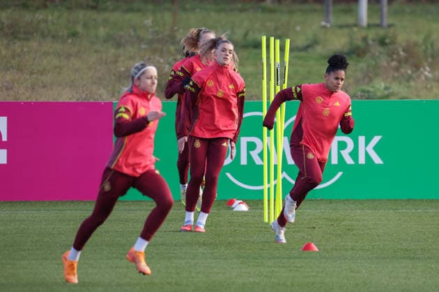 26.11.2025, xgrfx, Fussball DFB Medientermine, DFB Deutsche Frauennationalmannschaft - Training v.l. Kathrin Hendrich, Selina Cerci, Shekeira Martinez (Deutsche Frauennationalmannschaft) (DFL DFB REGULATIONS PROHIBIT ANY USE OF PHOTOGRAPHS as IMAGE SEQUENCES and or QUASI-VIDEO) Frankfurt am Main