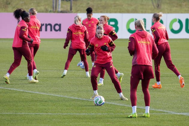 26.11.2025, xgrfx, Fussball DFB Medientermine, DFB Deutsche Frauennationalmannschaft - Training v.l. Franziska Kett (Deutsche Frauennationalmannschaft) (DFL DFB REGULATIONS PROHIBIT ANY USE OF PHOTOGRAPHS as IMAGE SEQUENCES and or QUASI-VIDEO) Frankfurt am Main