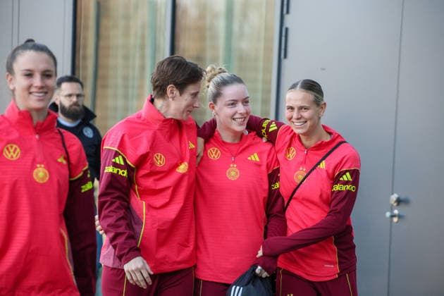 Frankfurt, Deutschland 26. November 2025: Fußball-Frauen-Nationalmannschaft - Training - 26.11.2025 Im Bild: v.li. Torhüterin Ann-Katrin Berger (Deutschland), Alara (Deutschland) und Klara Bühl Buehl (Deutschland) bei der Ankunft am DFB Campus DFB regulations prohibit any use of photographs as image sequences and or quasi-video DFB Campus Hessen Copyright: xFotostandx xFantinix