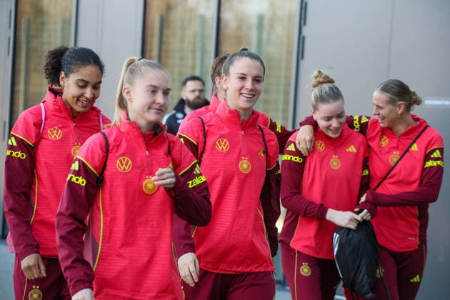 Frankfurt, Deutschland 26. November 2025: Fußball-Frauen-Nationalmannschaft - Training - 26.11.2025 Im Bild: v.li. Cora Zicai (Deutschland), Torhüterin Ena Mahmutovic (Deutschland) und ihre Mannschaftskolleginnen bei der Ankunft am DFB Campus DFB regulations prohibit any use of photographs as image sequences and or quasi-video DFB Campus Hessen Copyright: xFotostandx xFantinix