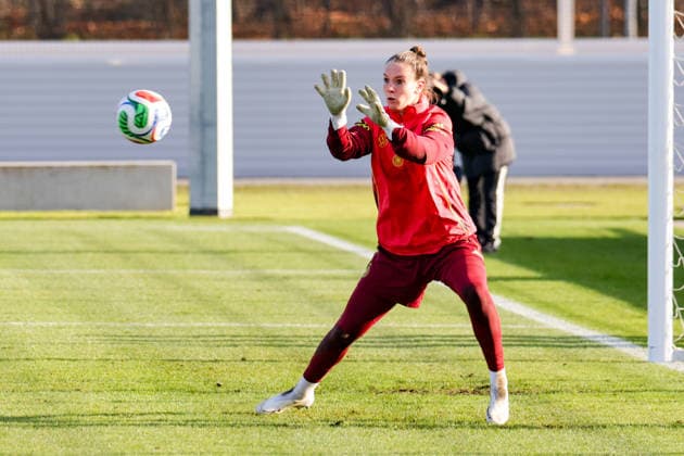 26.11.2025, xgrfx, Fussball DFB Medientermine, DFB Deutsche Frauennationalmannschaft - Training v.l. Ena Mahmutovic (Deutsche Frauennationalmannschaft) (DFL DFB REGULATIONS PROHIBIT ANY USE OF PHOTOGRAPHS as IMAGE SEQUENCES and or QUASI-VIDEO) Frankfurt am Main