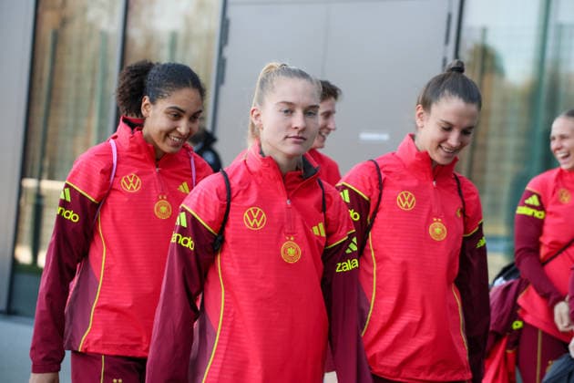 Frankfurt, Deutschland 26. November 2025: Fußball-Frauen-Nationalmannschaft - Training - 26.11.2025 Im Bild: v.li. Cora Zicai (Deutschland) und Janina Minge (Deutschland) mit ihren Mannschaftskolleginnen bei der Ankunft am DFB Campus DFB regulations prohibit any use of photographs as image sequences and or quasi-video DFB Campus Hessen Copyright: xFotostandx xFantinix