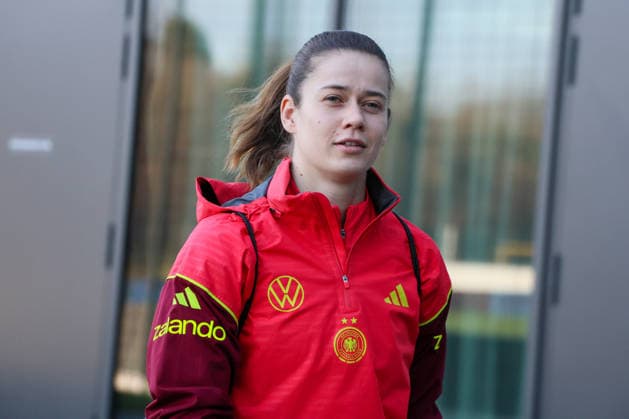 Frankfurt, Deutschland 26. November 2025: Fußball-Frauen-Nationalmannschaft - Training - 26.11.2025 Im Bild: Torhüterin Stina Johannes (Deutschland) bei der Ankunft am DFB Campus DFB regulations prohibit any use of photographs as image sequences and or quasi-video DFB Campus Hessen Copyright: xFotostandx xFantinix