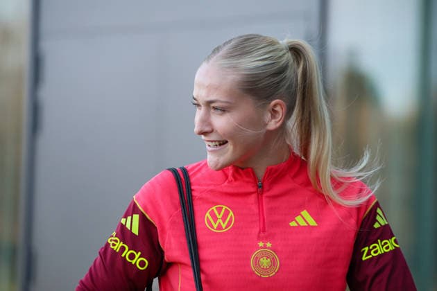 Frankfurt, Deutschland 26. November 2025: Fußball-Frauen-Nationalmannschaft - Training - 26.11.2025 Im Bild: Camilla Küver Kuever (Deutschland) bei der Ankunft am DFB Campus DFB regulations prohibit any use of photographs as image sequences and or quasi-video DFB Campus Hessen Copyright: xFotostandx xFantinix